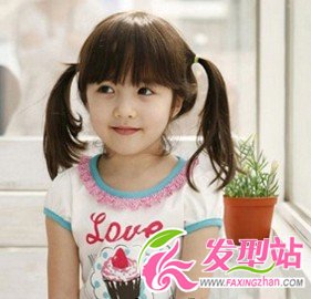 2012最流行的儿童发型当然是甜美可爱的双马尾,各种风情的衣着搭配