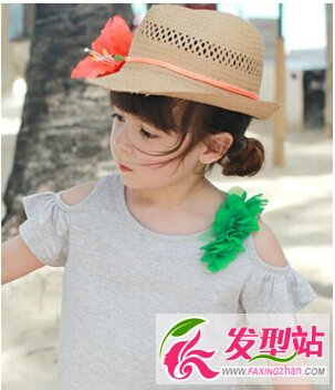 的一款小孩子发型设计,修剪出蓬松的齐刘海,清新的低发髻扎发搭配帽子