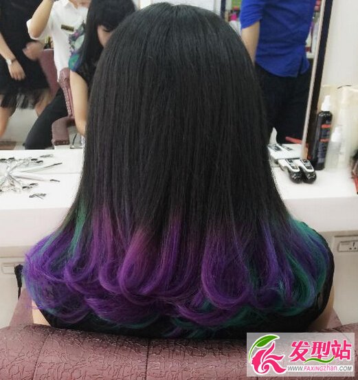 这款发型也是直接黑发渐变到葡萄紫,饱和的两个颜色搭配到一起时尚感