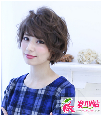 这是一款韩范十足的女生短发烫发发型,气质的偏分刘海烫成的波浪卷