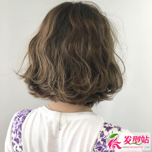 韩式短发流行蛋卷头,波浪纹理非常适合齐肩的长度,发尾处理可以外卷