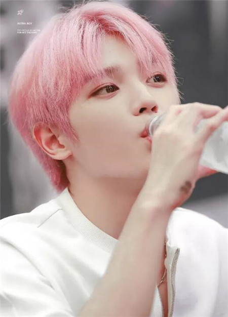 樱花粉这款少年款的染发颜色,是韩国最流行的发色之一.