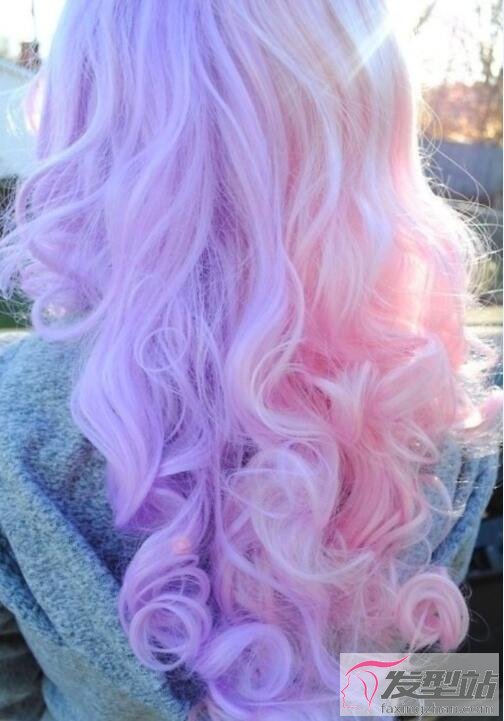 凌乱有序的大波浪卷,染成青春的发色,最少女的淡紫色和淡粉色.