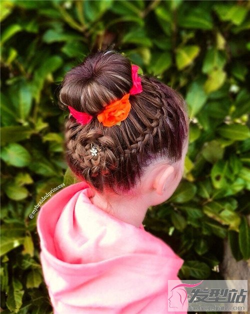 小女孩盘发丸子头款式繁多,另辟蹊径的设计,更是给发型注入了有趣的