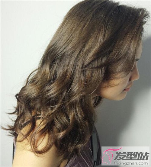 微卷发是今年很流行的一款发型款式,适合年轻女生的发型搭配上冷棕色