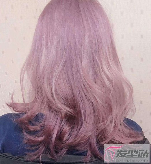 薄藤色是一种灰紫色的染头发,薄藤色的染头发是这2年十分时兴的发色了