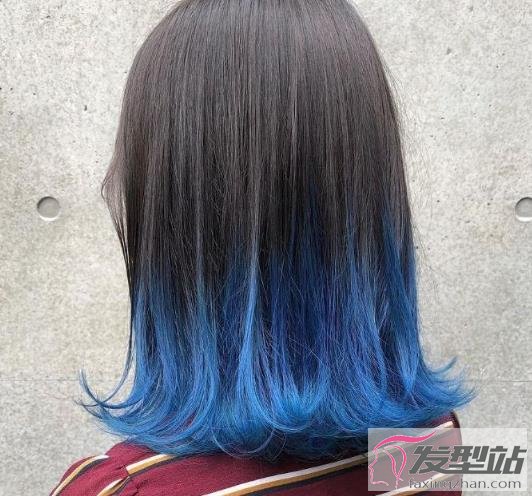 只在发尾染上蓝色颜色,加上外翘的卷度,一款时尚减龄蓝色染发造型