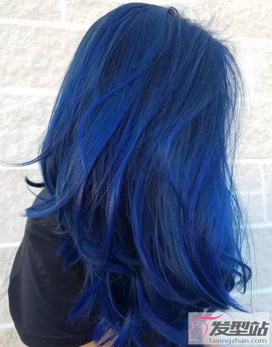 这款蓝色发色比较亮,被网友戏称为百事可乐蓝,不过带妆的效果会比较