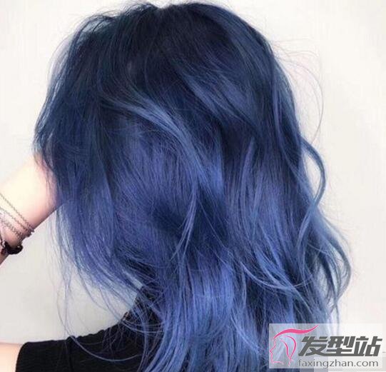 这款发色是一款渐层发色,以人鱼蓝色为肌底,越往发色颜色越深～虽然这