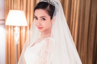 春天婚礼婚纱照发型参考 鲜花点缀的新娘发型图片