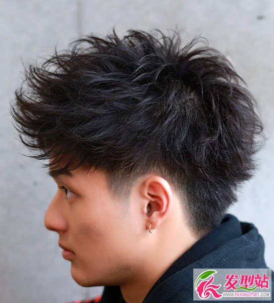 男生两边剪短刘海向上翘的发型图片