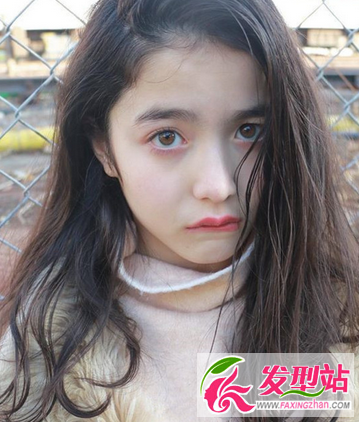 日本13岁模特山田直美卷发 日系性感卷发发型图片大全(2)