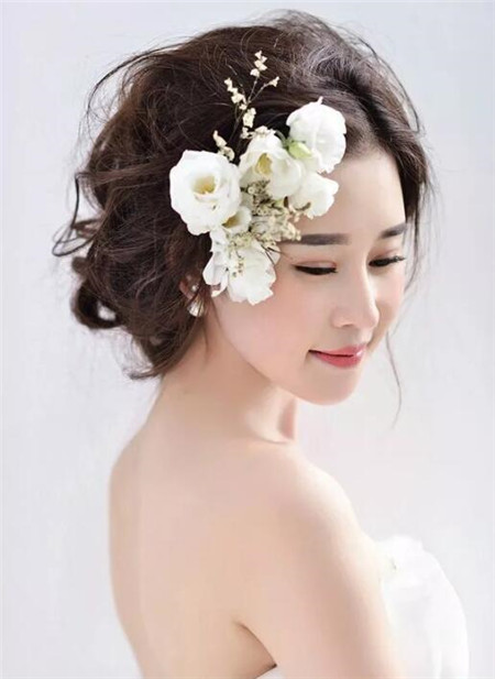 盘发发型,也能打造出让人惊艳的新娘造型,新娘子一般都是白色婚纱搭配