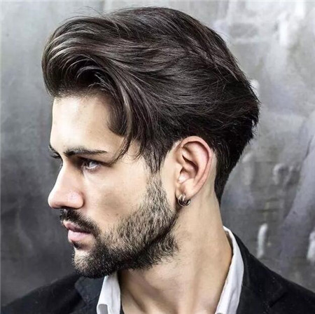 本身发量较少的型男们,卡其和驼色的大地色系能让头发看起来较厚实