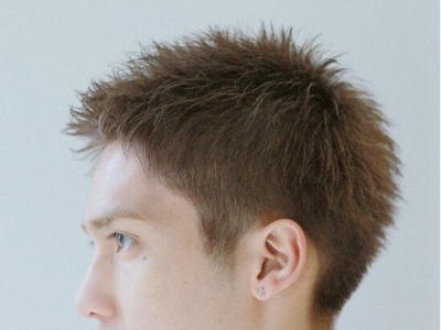 男生两边剪短刘海向上翘的发型图片