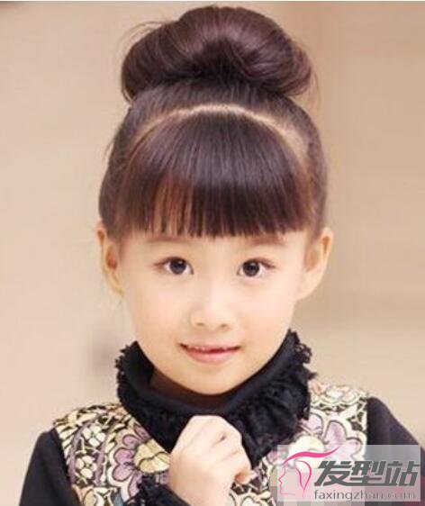 可爱小女孩齐刘海发型时尚呆萌从小就很淑女