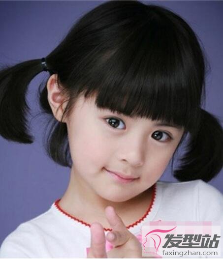 可爱小女孩齐刘海发型时尚呆萌从小就很淑女