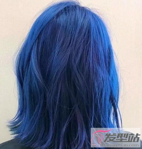 蓝色系染发发型湖蓝色染发也很适合年轻女生,头发烫出大弧度的卷曲,染