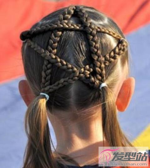 适合小女孩的扎发发型丰富多样,五角星扎发就是将头发扎成五角星形状