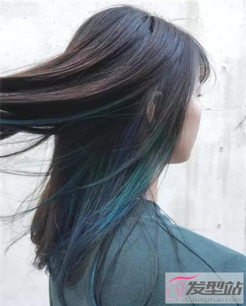 隐藏染选择和原生色相近的深色,若隐若现的绿色,紫色头发,散发时尚的