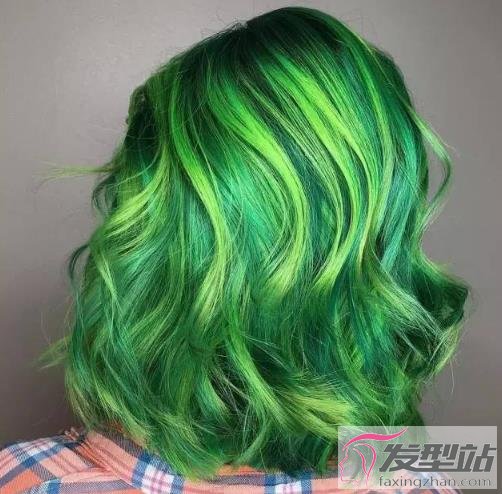 绿色系的染发可以打造出百变的款式,可以根据自己的肤色来选择,染出